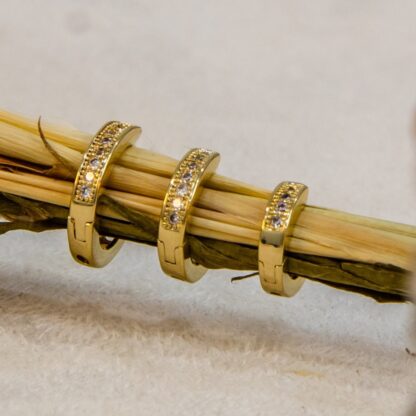 Brinco Trio banhado a ouro 18k de argolas fechadas com metade em zircônia