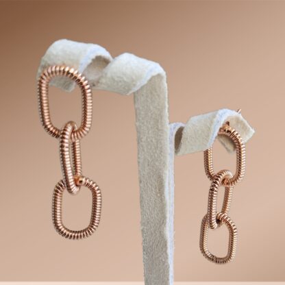 Brinco Médio Banhado a ouro 18K em Formato de Elos cor rose
