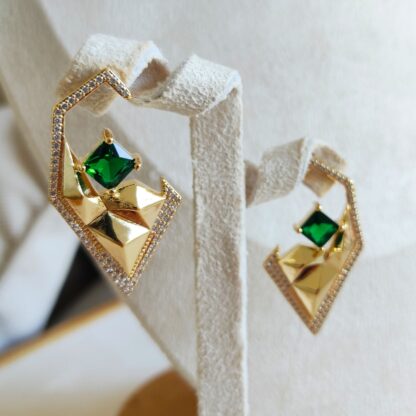 Brinco Banhado a Ouro 18K Com laterais Cravejadas de Zircônia e Pedra verde
